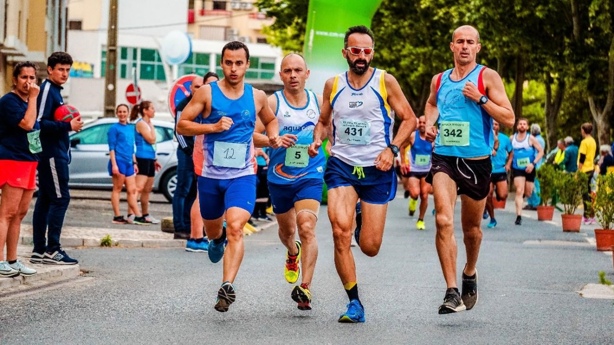 Maratonistas durante percurso na Maratona dos Mares de Maceió