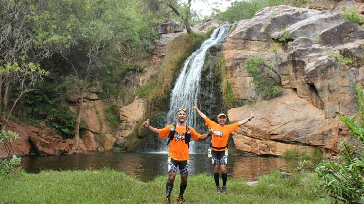 Corredores em cachoeira, durante o percurso da Xingó Trail Run